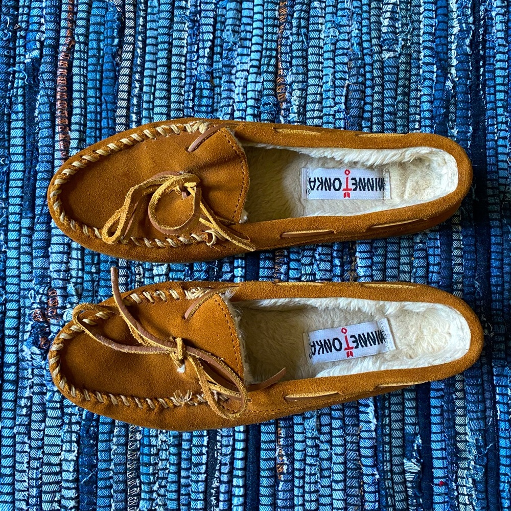 MinneTonka Moccasins women’s size 9